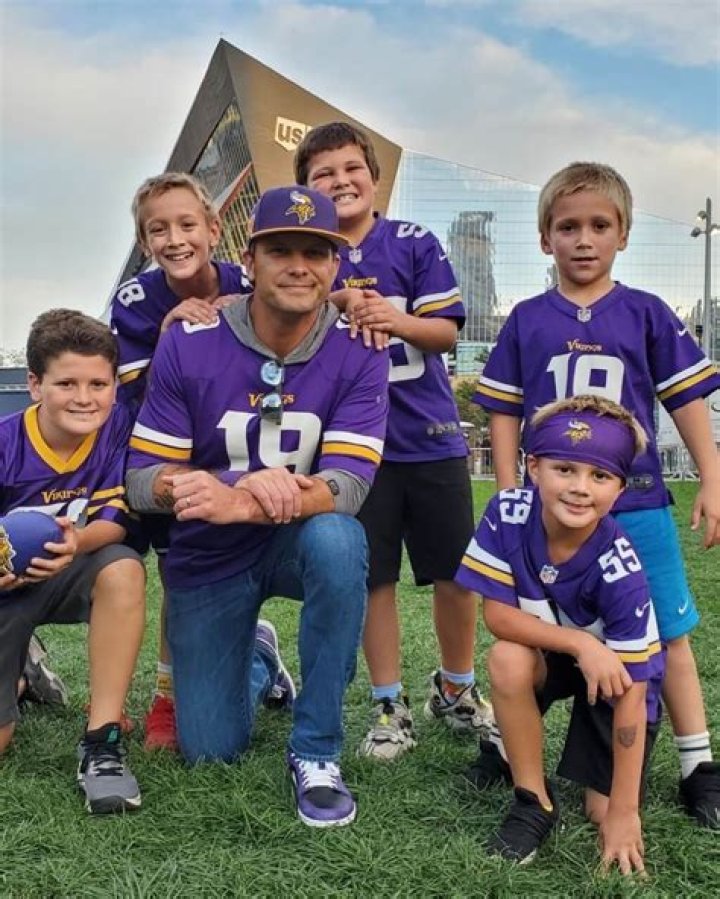 Age, Height, Wife, Kids, Net worth ·