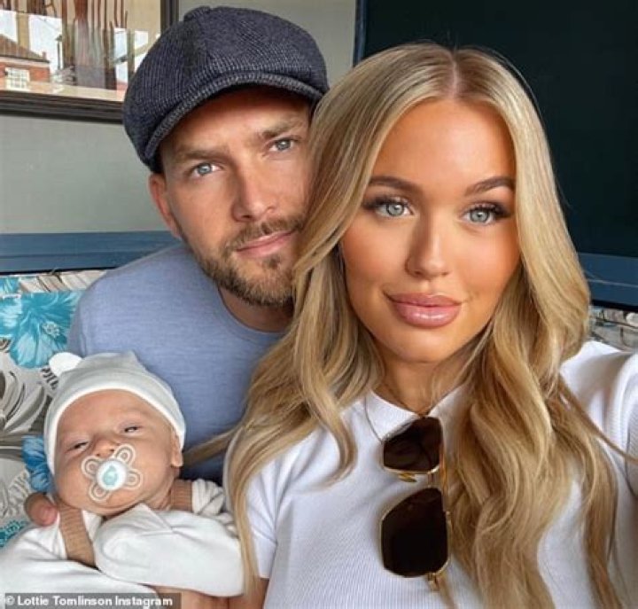 BlogPaper | Freddie Tomlinson - Age, Family, Bio