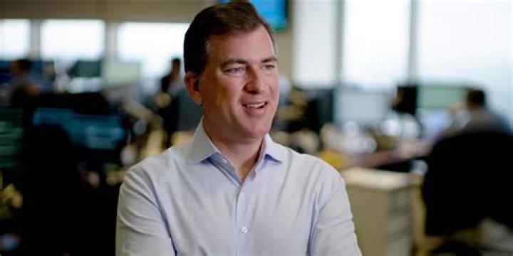 BlogPaper | Sutton Stracke - Bio, Age, Net Worth, Height, Divorce, Nationality, Body Measurement, Career