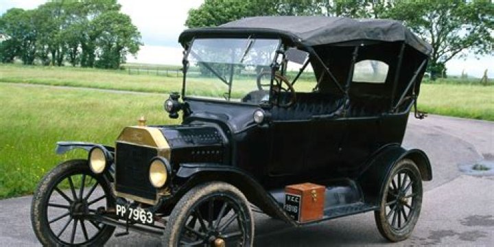 How fast did the Ford Model T go? ·