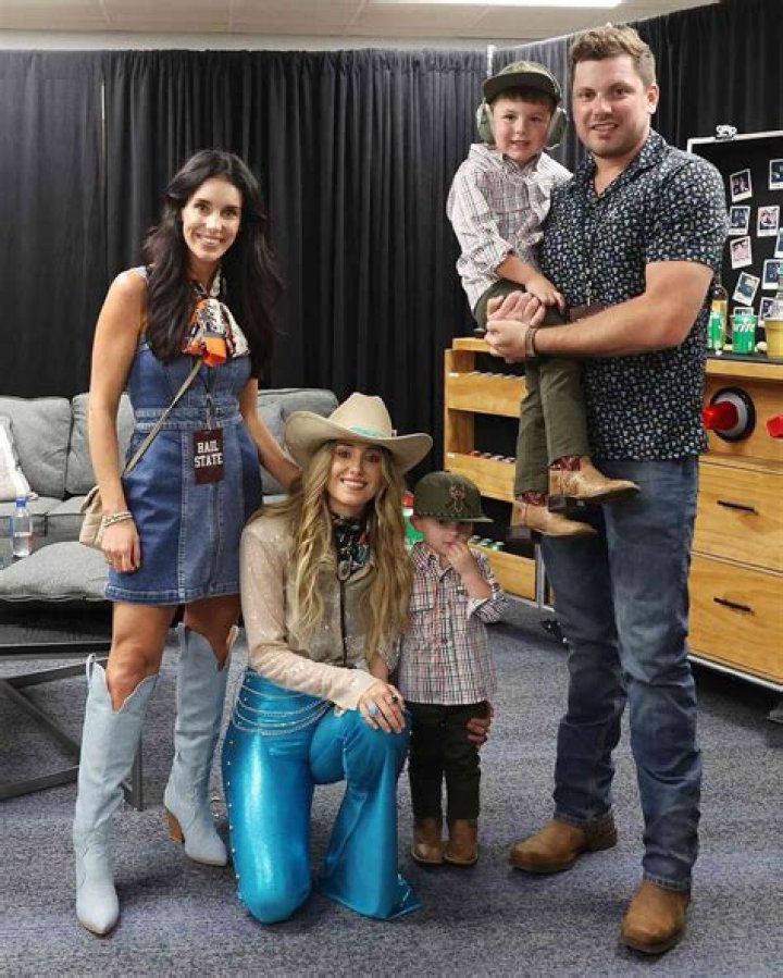 Unveiling Lainey Wilson's Marital Status And Family Life: Exclusive Insights