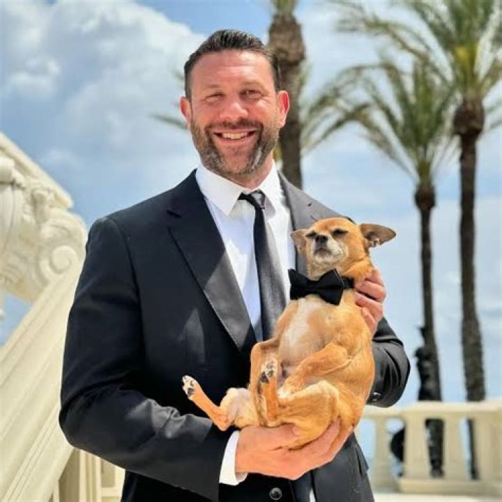 Is Lee Asher In A Relationship?