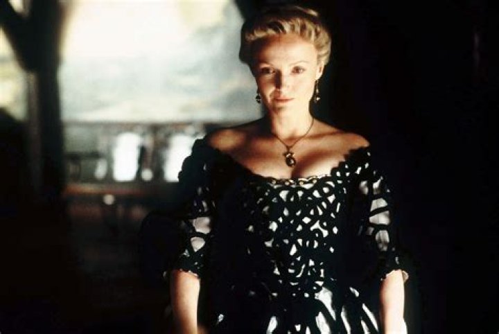 Radiant Actresses Adorned With Dreads: A Captivating Gaze