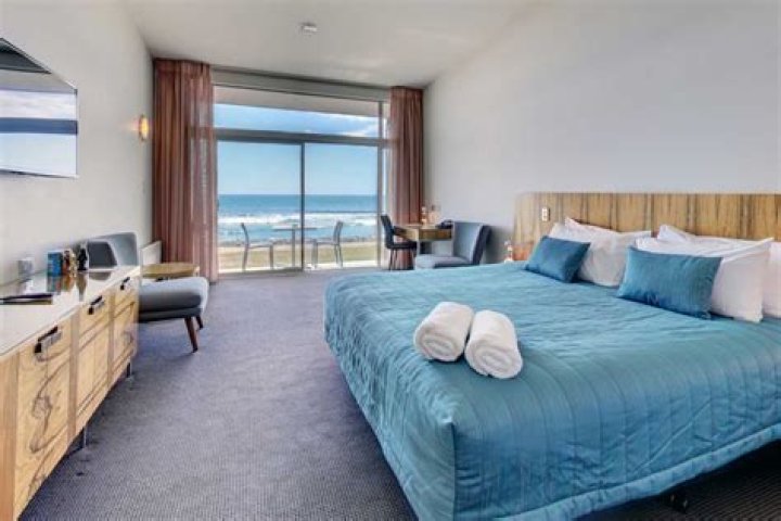 Staying at the Beachfront Hotel, Hokitika ·