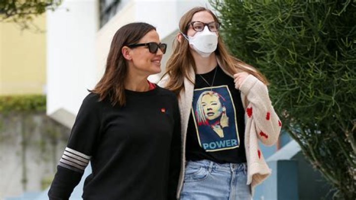 Jennifer Garner's Daughter And The Mask
